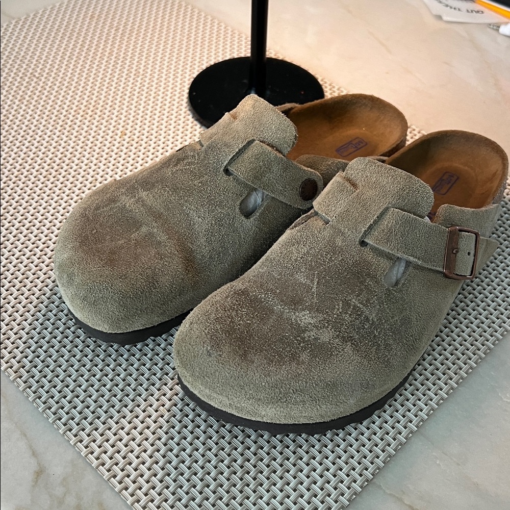 Birkenstock Suede Mules in Taupe size 38 euro 💶 no tariff 🥳 Distressed & 🆕comfy!